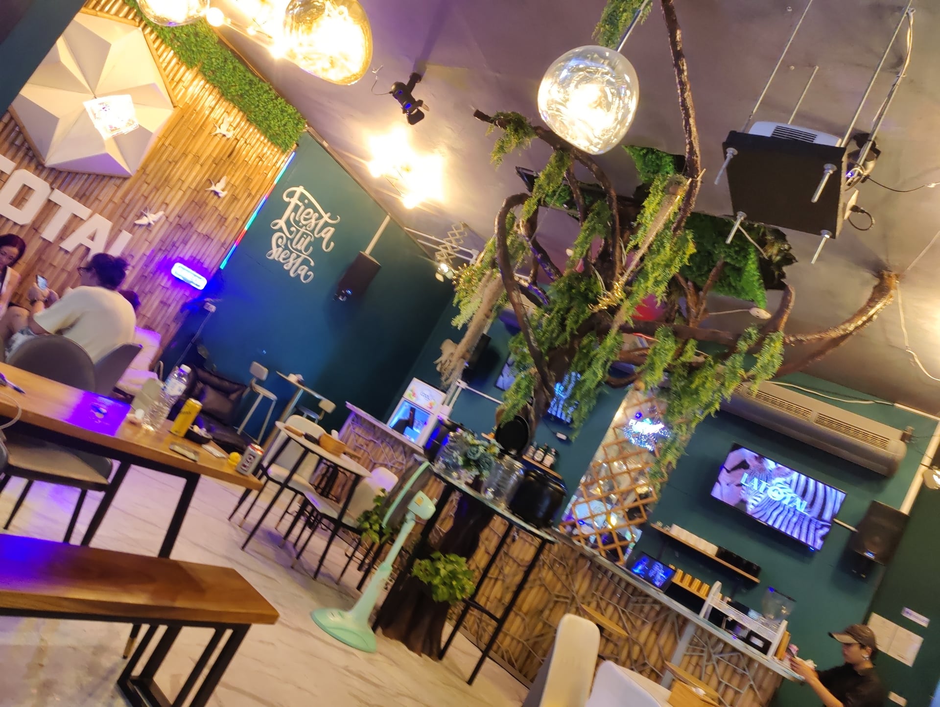 LATOTAL - Concept Bar