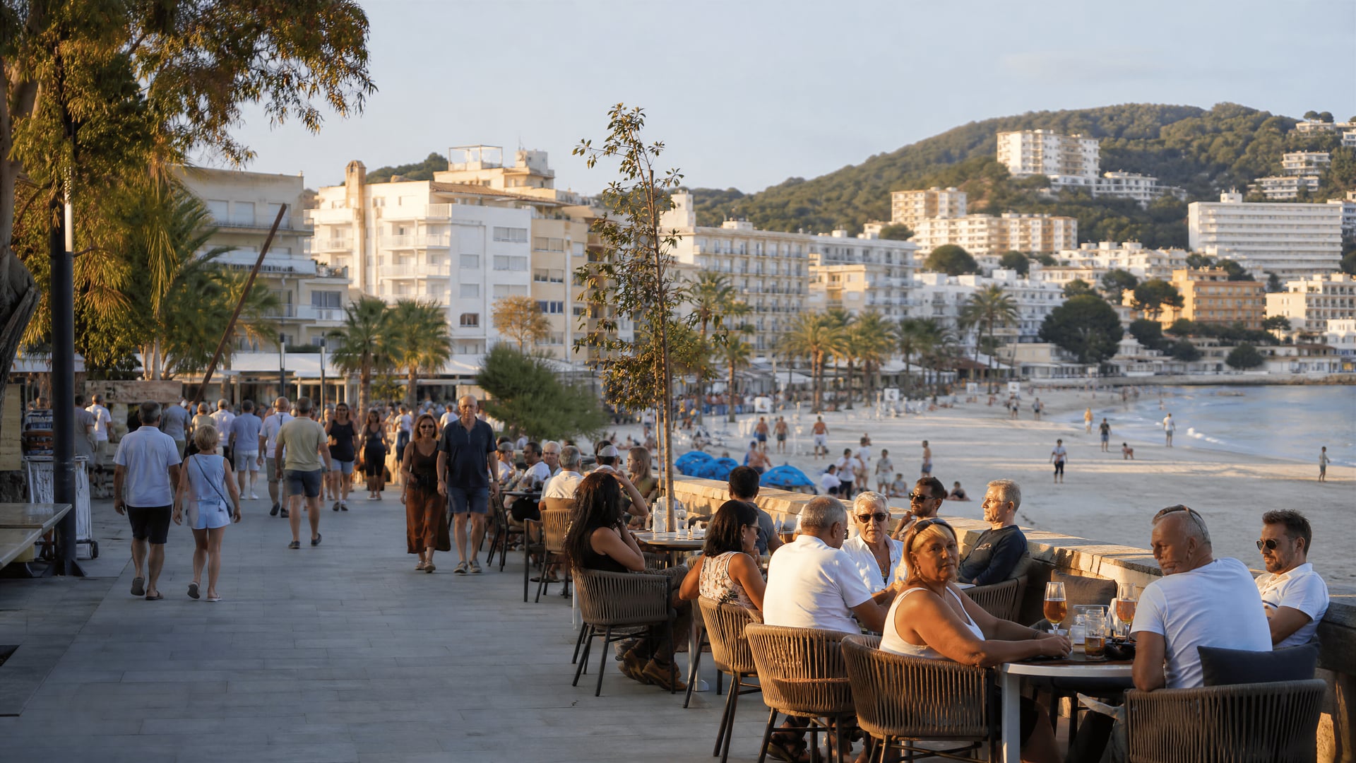 Architectuur aan zee in Paguera met alledaags leven nabij de context van Cannabis Social Club