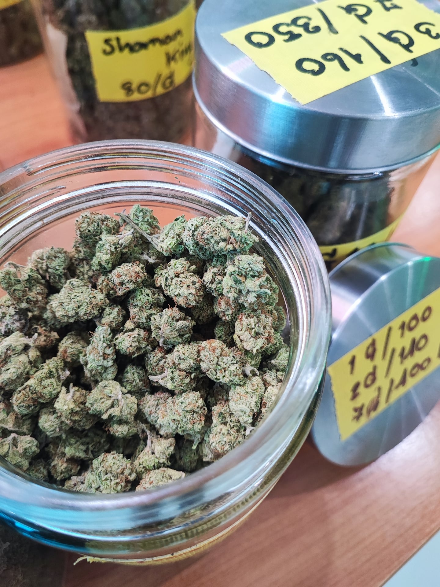 HIGH & ROLL WEED SHOP .