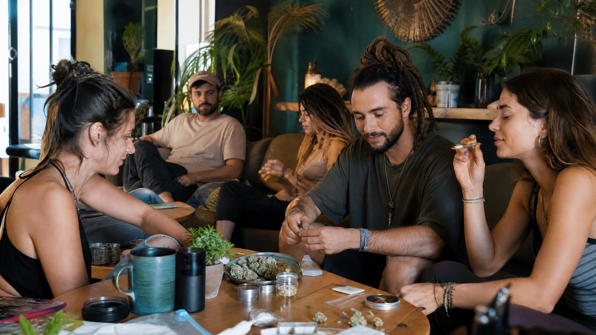 Members-only Santa Ponsa lounge with sofas, low tables, and cannabis social club atmosphere