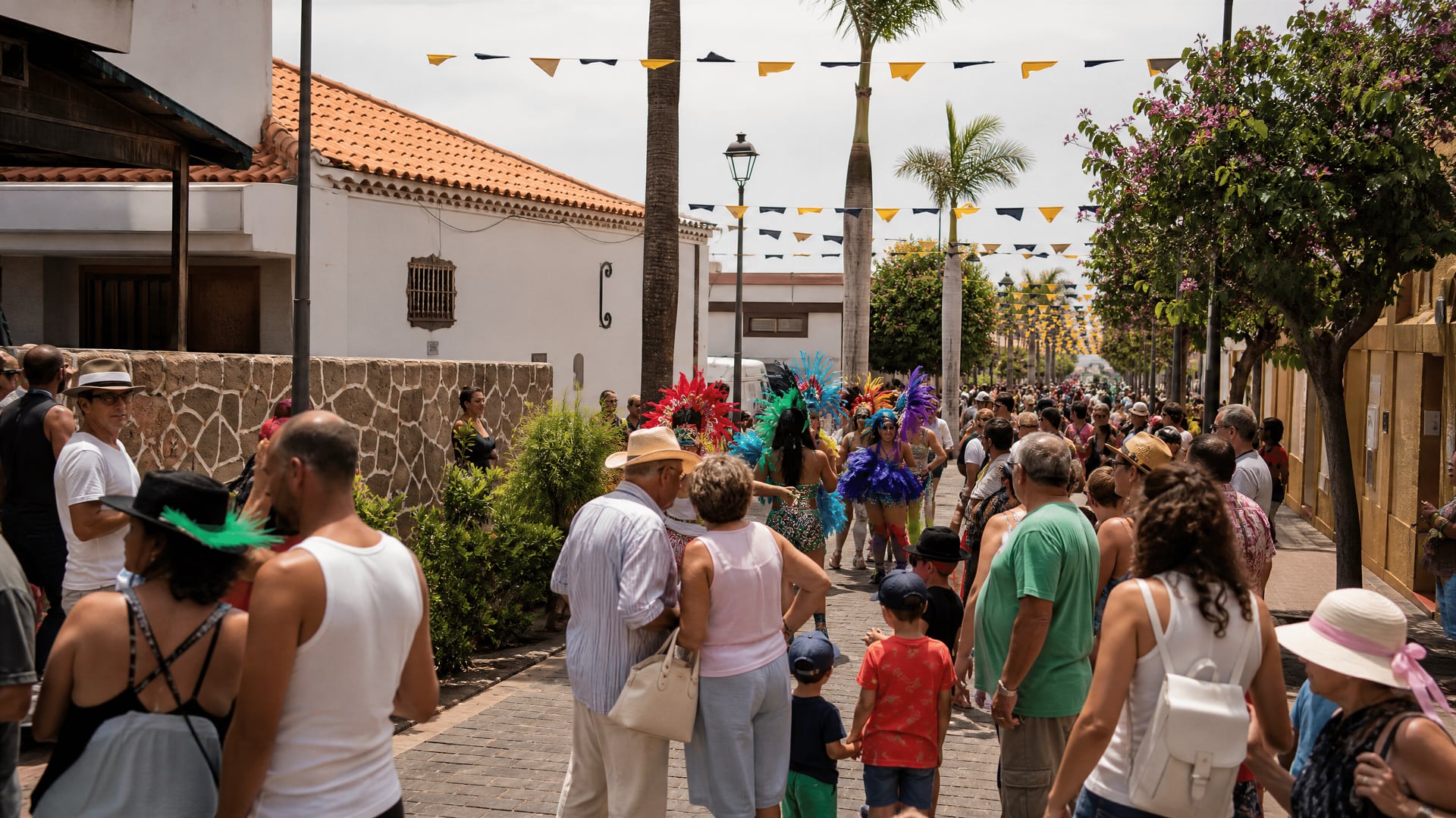 Rue de festival à Adeje avec foule locale et énergie culturelle de quartier
