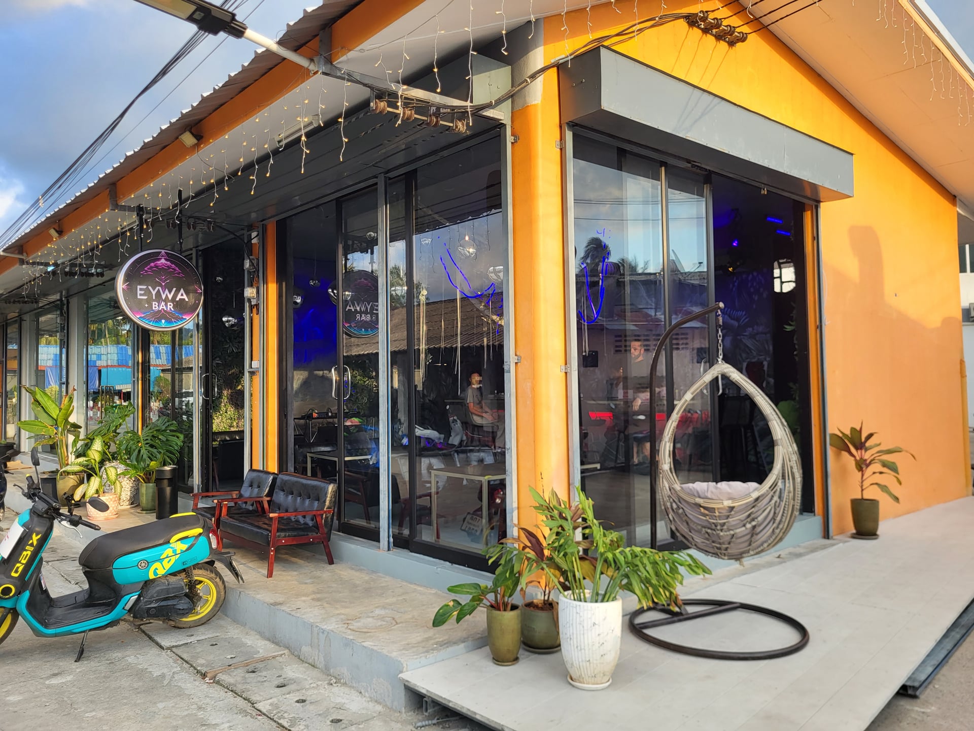 LATOTAL - Concept Bar
