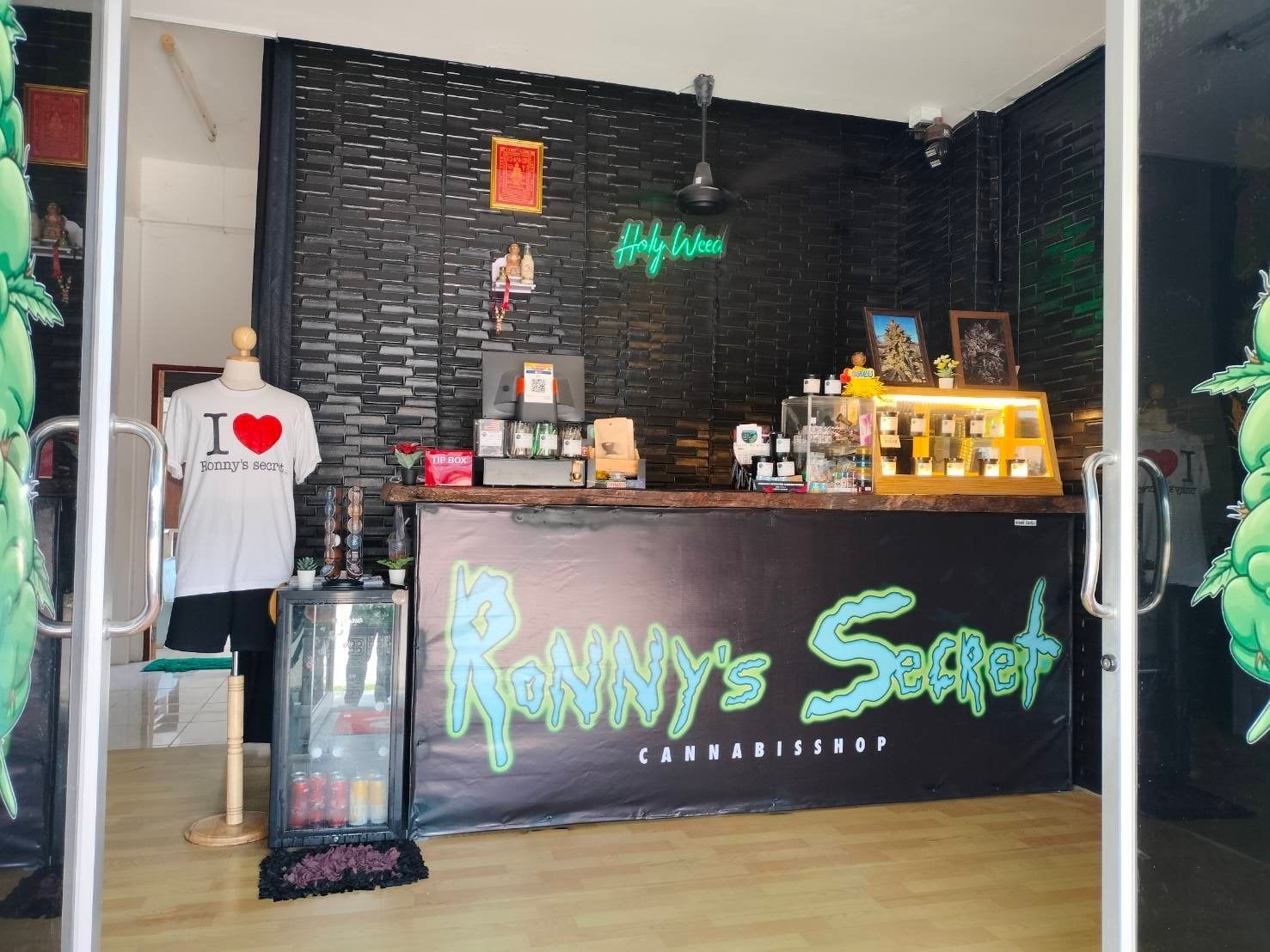 Ronny 'S Secret Lounge