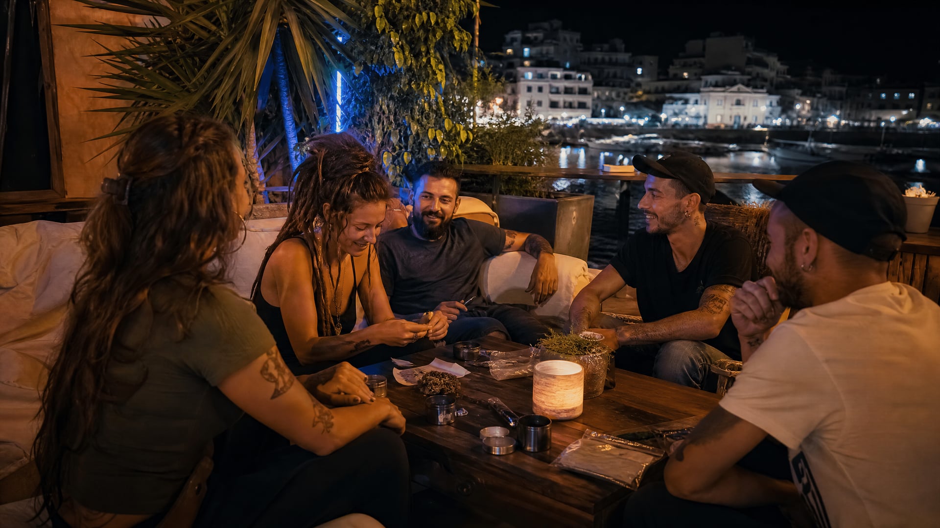 Terrazza notturna di Cala Ratjada con amici e un’atmosfera privata da club sociale della cannabis