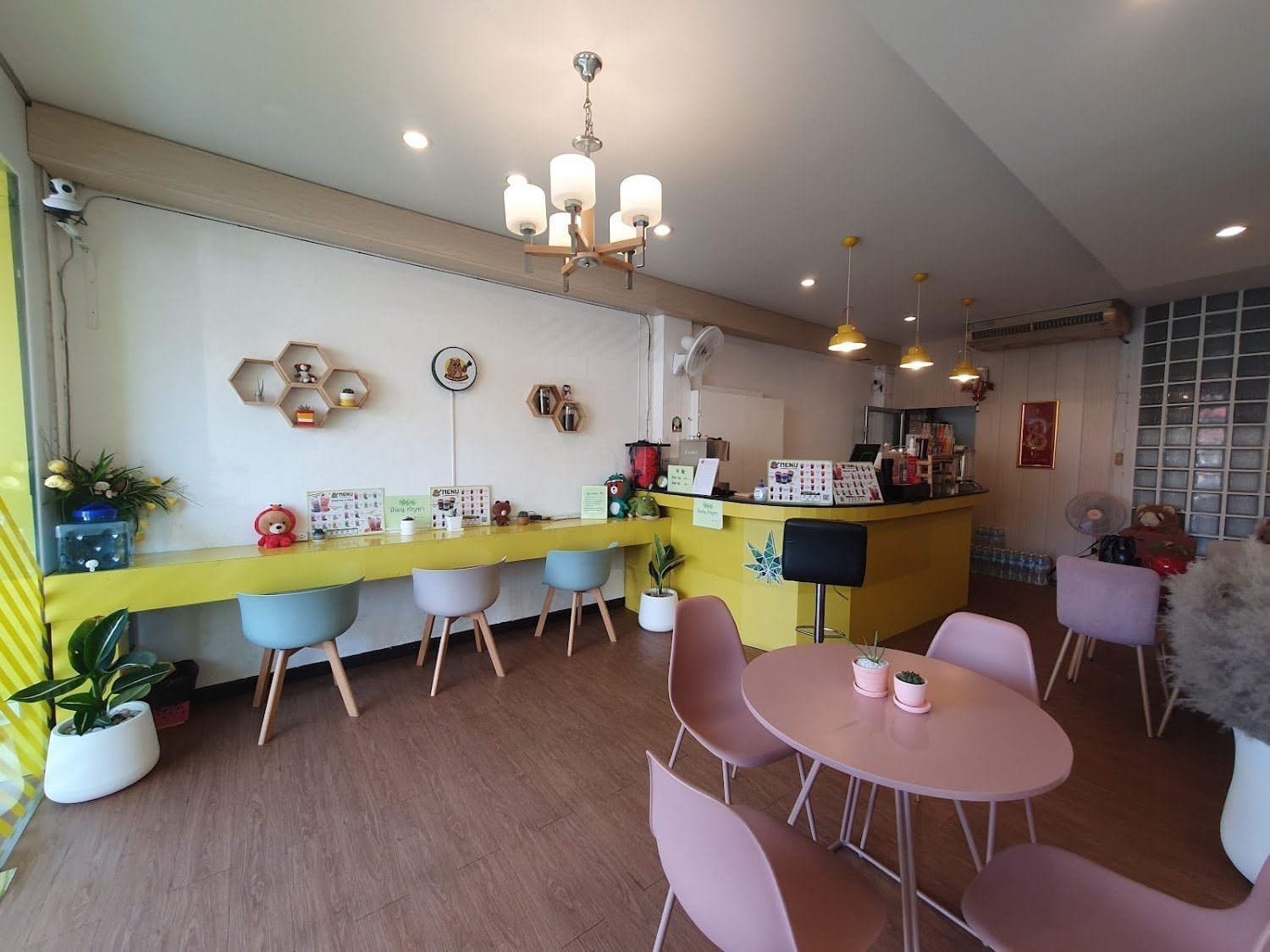 Gun-Cha Cafe'