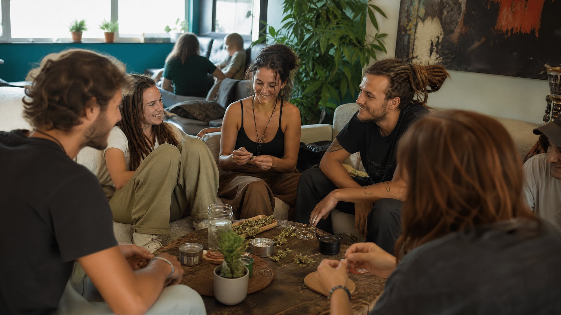 Membros reunidos em um lounge de clube social de canábis em Calvià com mesas compartilhadas