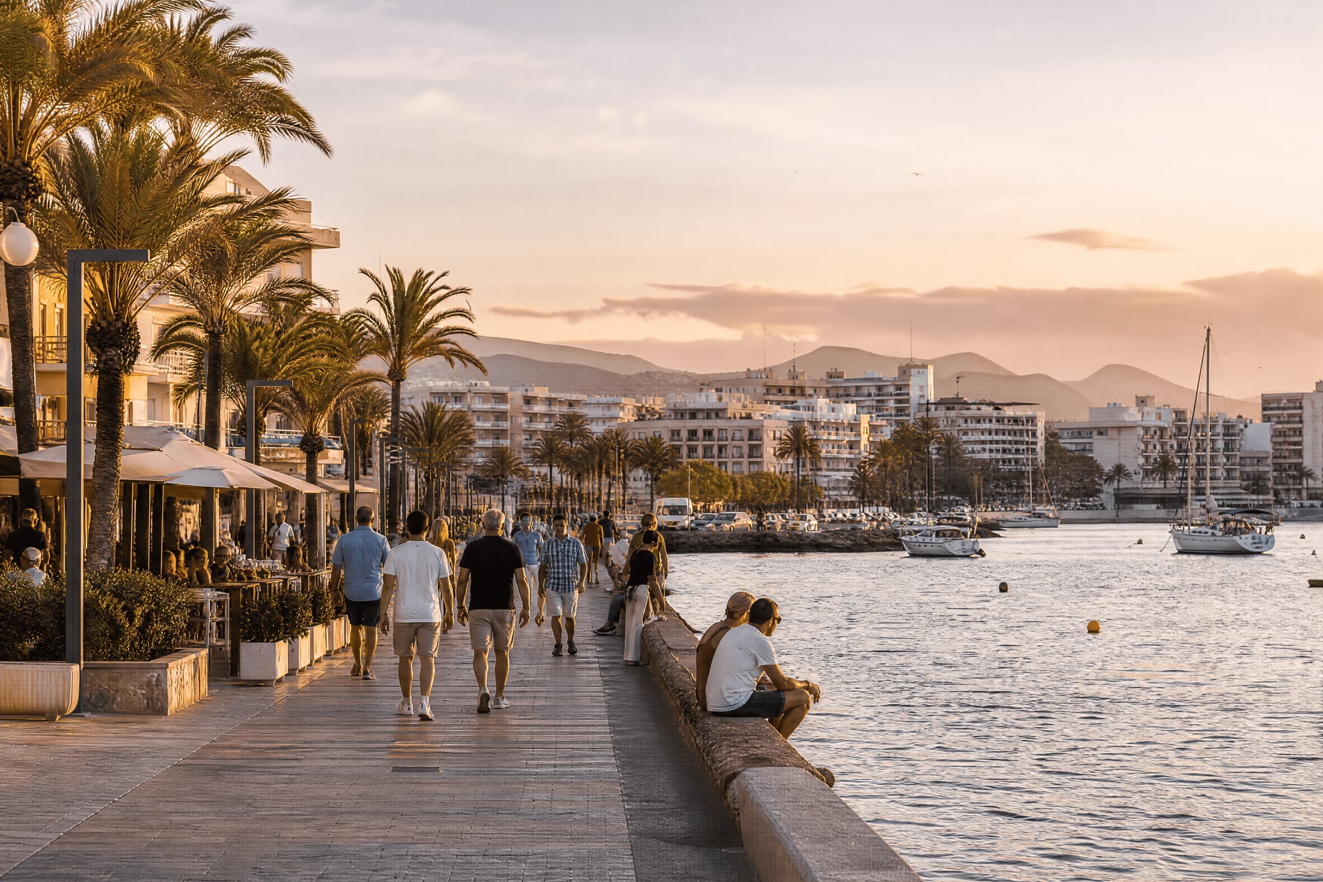 Waterfront Puerto de Alcúdia scene with cannabis social club search context