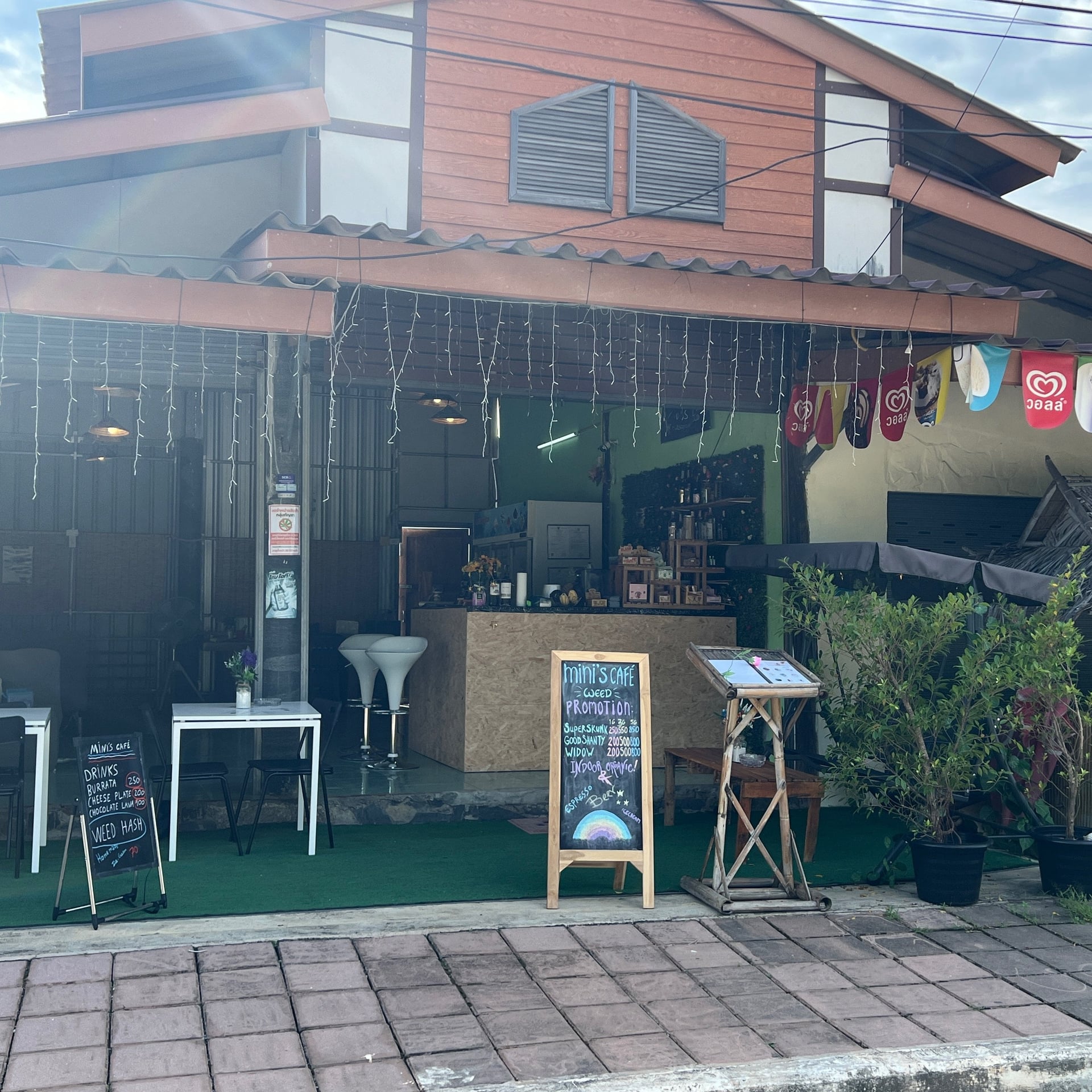 Mini's Café Bar